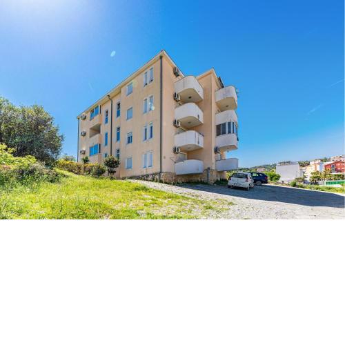 1 Bedroom Amazing Apartment In Okrug Gornji