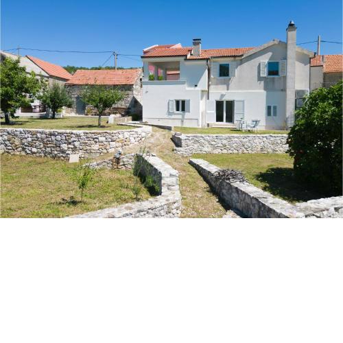 1 Bedroom Amazing Apartment In Podgrade