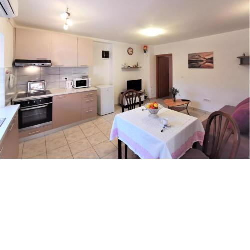 1 Bedroom Amazing Apartment In Rubesi