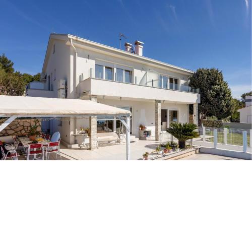 1 Bedroom Awesome Apartment In Banjol