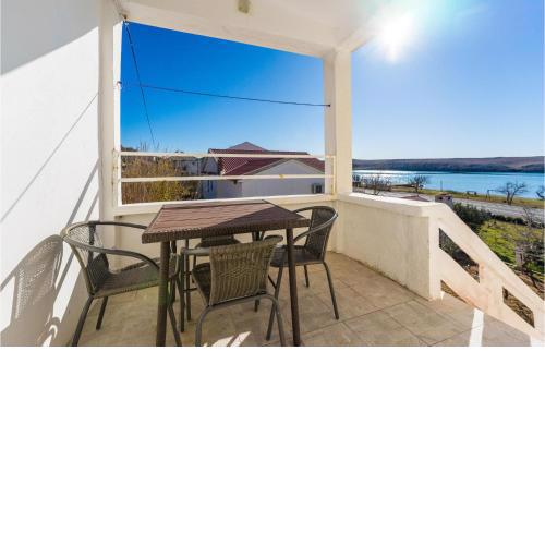 1 Bedroom Awesome Apartment In Dinjiska