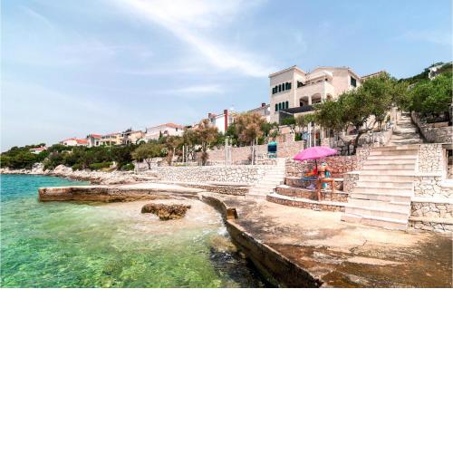 1 Bedroom Awesome Apartment In Okrug Donji