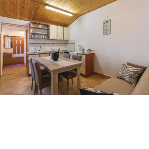 1 Bedroom Beautiful Apartment In Fazana