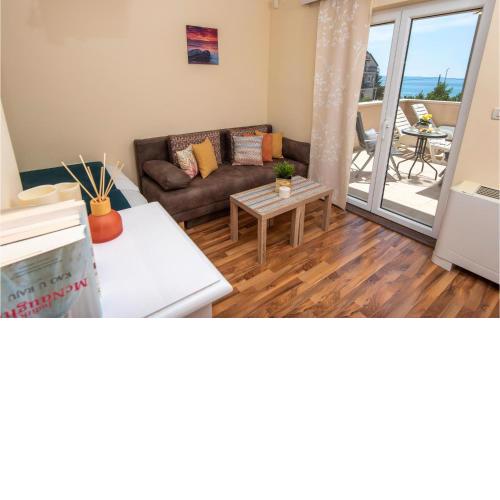 1 Bedroom Beautiful Apartment In Podstrana