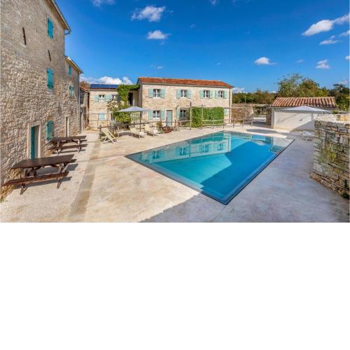 1 Bedroom Beautiful Apartment In Zminj