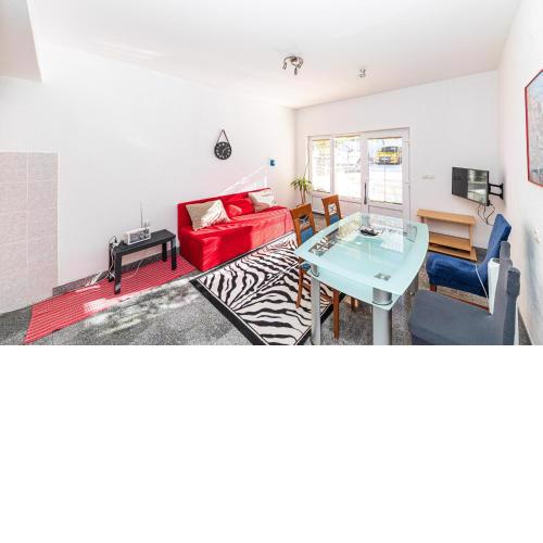 1 Bedroom Cozy Apartment In Kastel Kambelovac