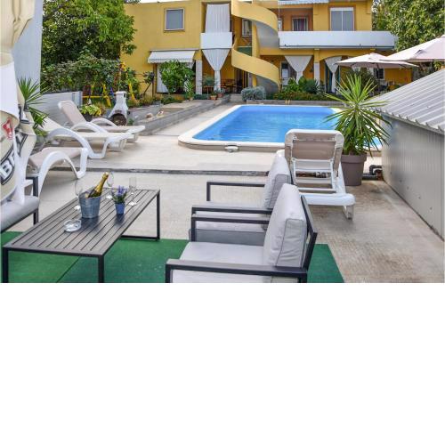 1 Bedroom Cozy Apartment In Pakostane