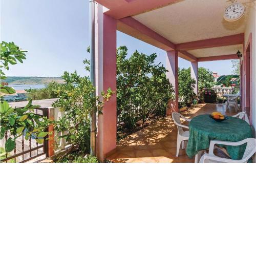 1 Bedroom Cozy Apartment In Posedarje