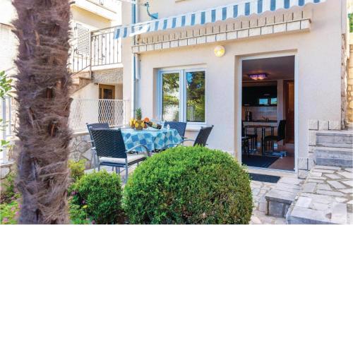 1 Bedroom Cozy Apartment In Selce