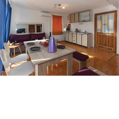 1 Bedroom Cozy Apartment In Slatine