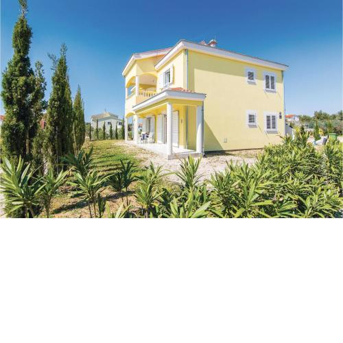 1 Bedroom Gorgeous Apartment In Pakostane
