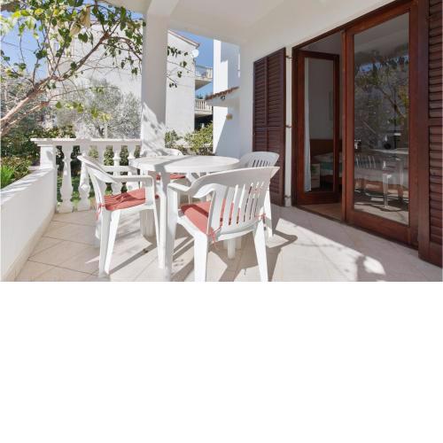 1 Bedroom Gorgeous Apartment In Petrcane
