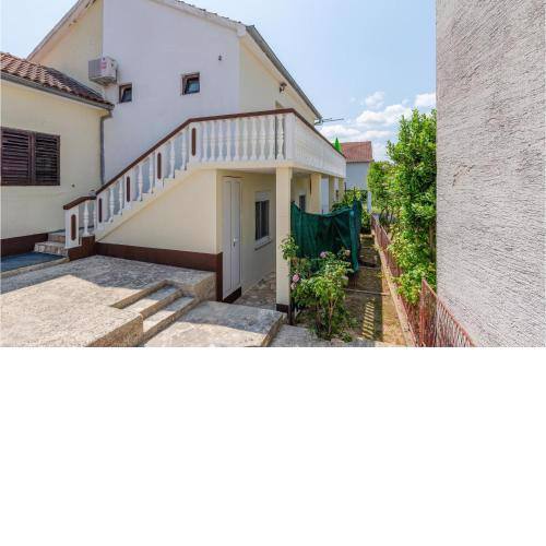 1 Bedroom Lovely Apartment In Karin Gornji