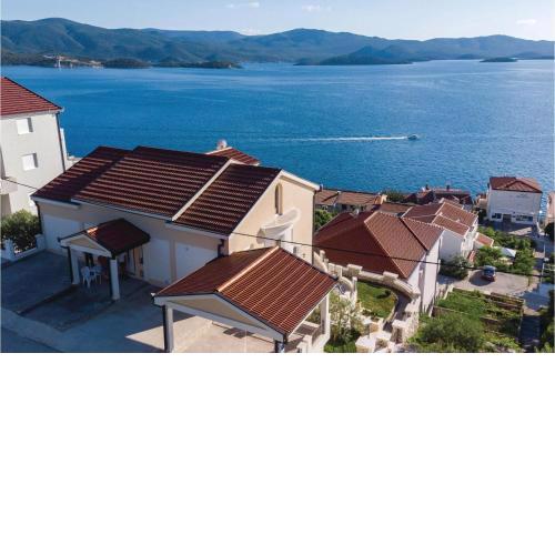 1 Bedroom Lovely Apartment In Komarna