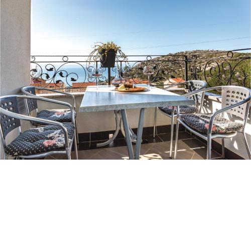 1 Bedroom Lovely Apartment In Makarska