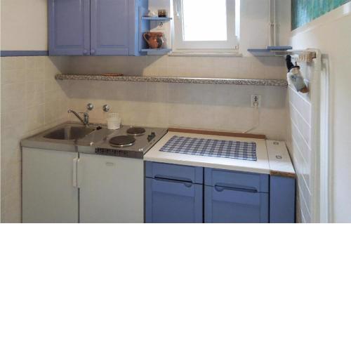 1 Bedroom Lovely Apartment In Martinscica