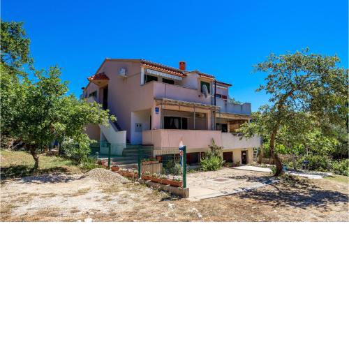 1 Bedroom Lovely Apartment In Potocnica