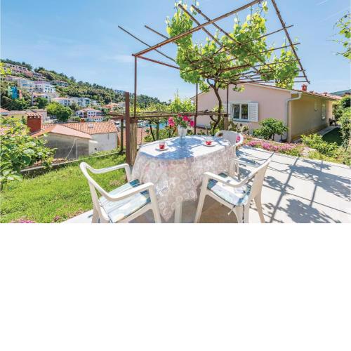 1 Bedroom Lovely Apartment In Rabac