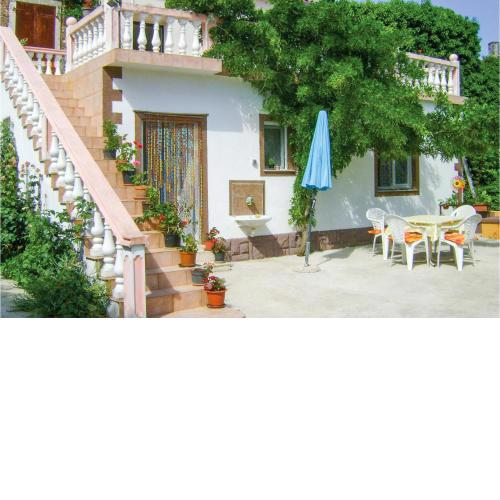 1 Bedroom Lovely Apartment In Rakalj