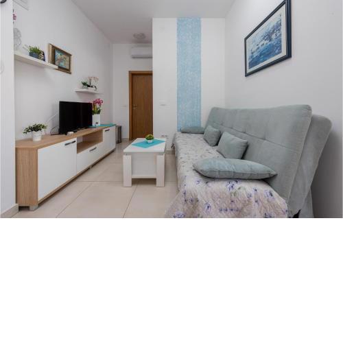 1 Bedroom Lovely Apartment In Vir