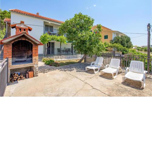 1 Bedroom Lovely Apartment In Vlasici