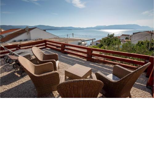 1 Bedroom Stunning Apartment In Komarna