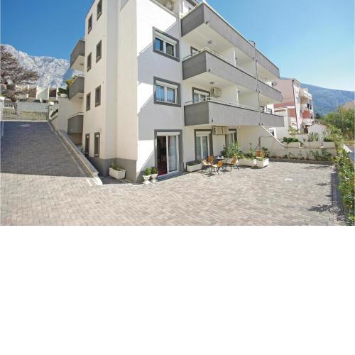 1 Bedroom Stunning Apartment In Makarska
