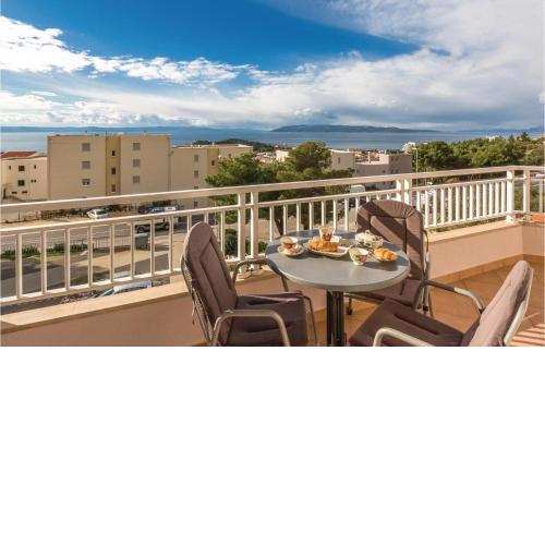 1 Bedroom Stunning Apartment In Makarska