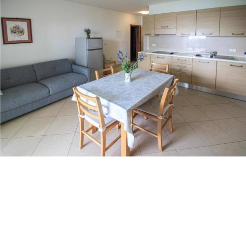 1 Bedroom Stunning Apartment In Mandre