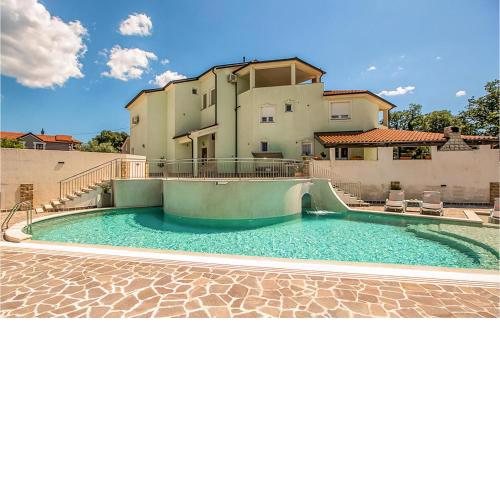 1 Bedroom Stunning Apartment In Pula