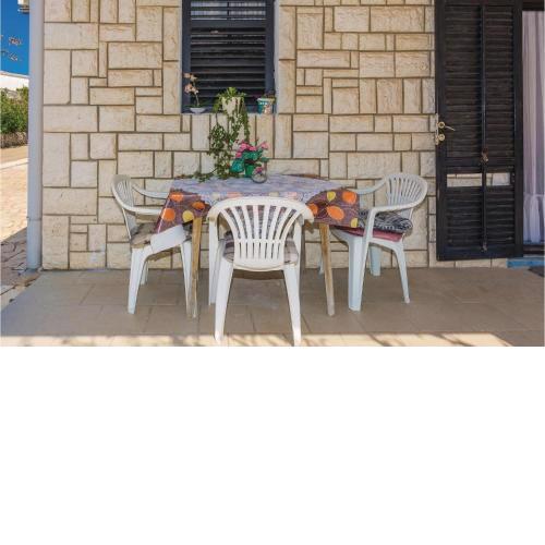 1 Bedroom Stunning Apartment In Vir