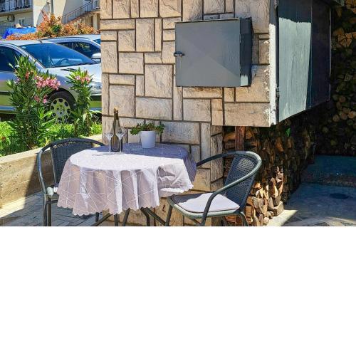 1 Bedroom Stunning Home In Senj