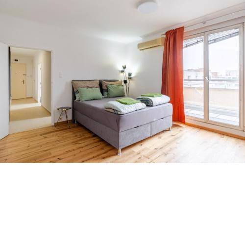 10 minutes to City Centre and next to Wien HBF and easy from Airport