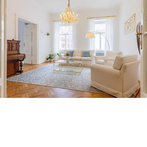 120 m2 4-rooms apartment in a city center