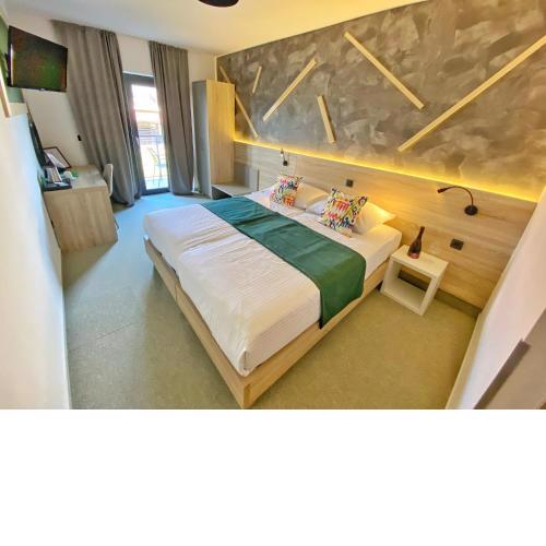 16 Lakes Hotel