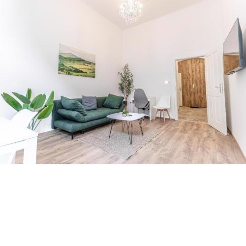 18 min to City Center via U3 - Lovely 1BR Ground Floor Gem