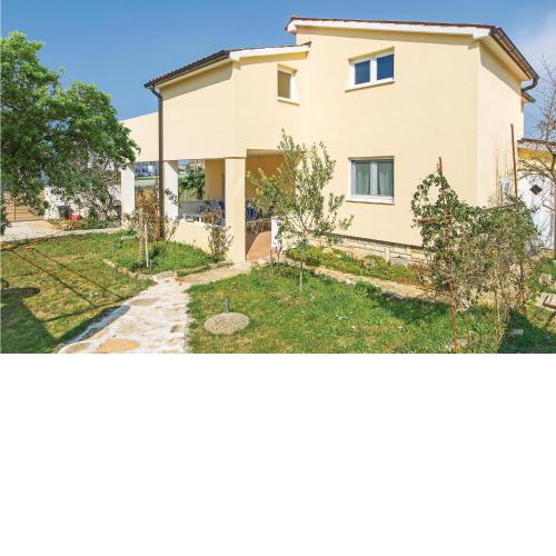 2 Bedroom Amazing Apartment In Fazana