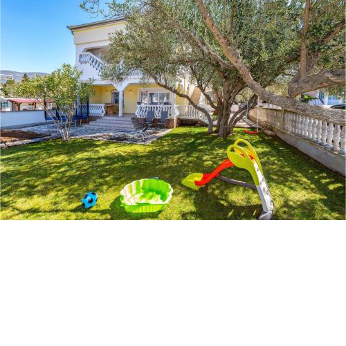 2 Bedroom Amazing Apartment In Karin Gornji