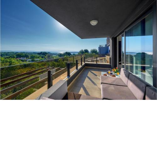 2 Bedroom Amazing Apartment In Liznjan