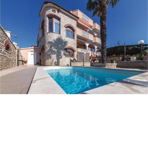 2 Bedroom Amazing Apartment In Pula