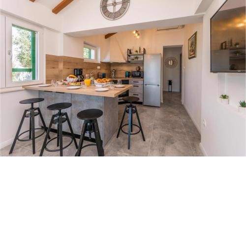 2 Bedroom Amazing Home In Gornje Rastane