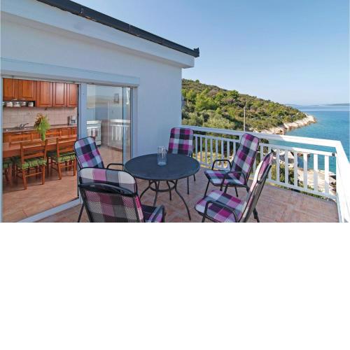 2 Bedroom Awesome Apartment In Drvenik Veliki