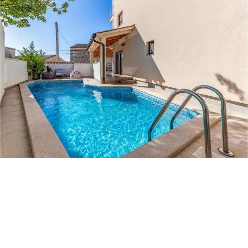 2 Bedroom Awesome Apartment In Medulin