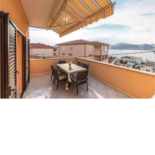 2 Bedroom Awesome Apartment In Okrug Gornji