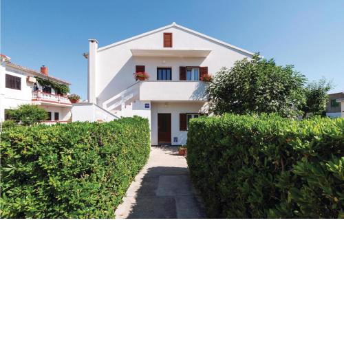 2 Bedroom Awesome Apartment In Pag