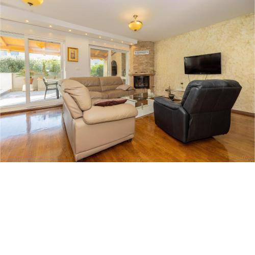 2 Bedroom Awesome Apartment In Podstrana