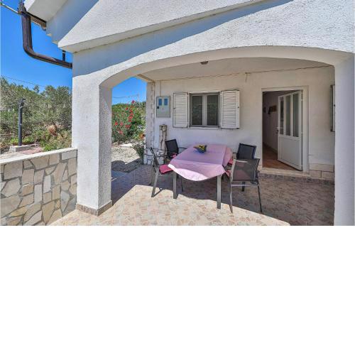 2 Bedroom Awesome Home In Drvenik Mali