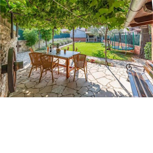 2 Bedroom Awesome Home In Kavran