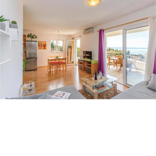 2 Bedroom Beautiful Apartment In Makarska