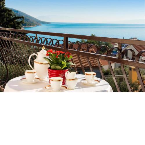 2 Bedroom Beautiful Apartment In Okrug Gornji